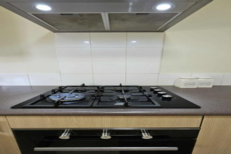 Photo of property in 33 Verdale Circle, Glen Eden, Auckland, 0602