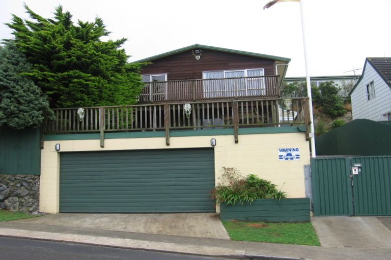 Photo of property in 5 Fitzpatrick Street, Newlands, Wellington, 6037