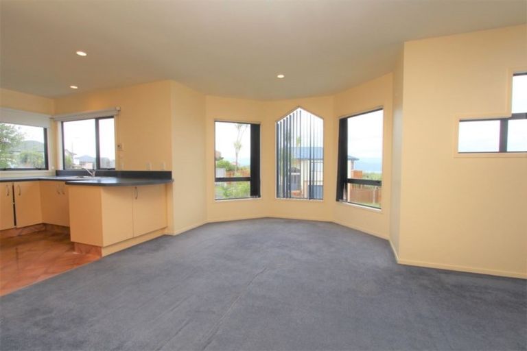 Photo of property in 59 Dress Circle, Newlands, Wellington, 6037
