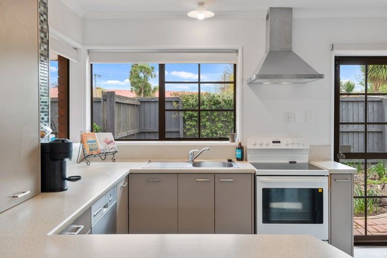 Photo of property in 2/84 Memorial Avenue, Ilam, Christchurch, 8053