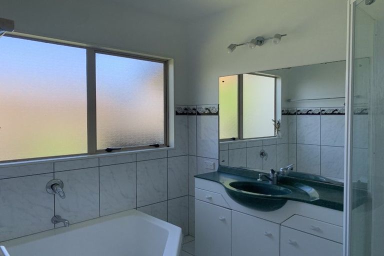 Photo of property in 3 Bridgehead Cove, West Harbour, Auckland, 0618