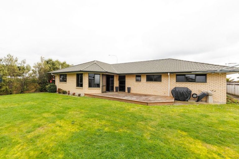 Photo of property in 2 Fernlea Avenue, Kelvin Grove, Palmerston North, 4414