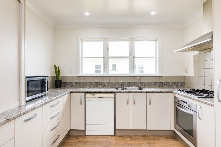 Photo of property in 17 Botanical Road, Takaro, Palmerston North, 4412