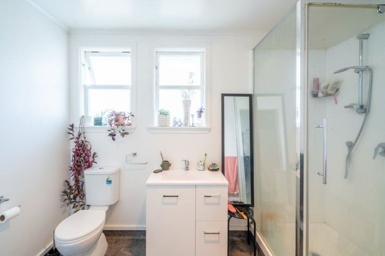 Photo of property in 18 Exeter Crescent, Takaro, Palmerston North, 4412