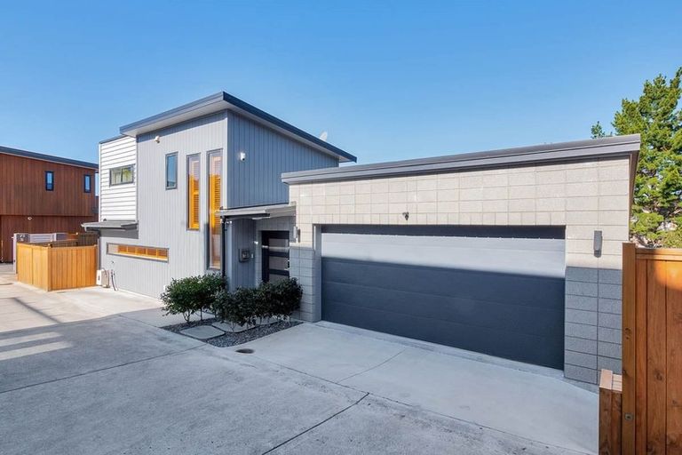 Photo of property in 73d East Coast Road, Castor Bay, Auckland, 0620