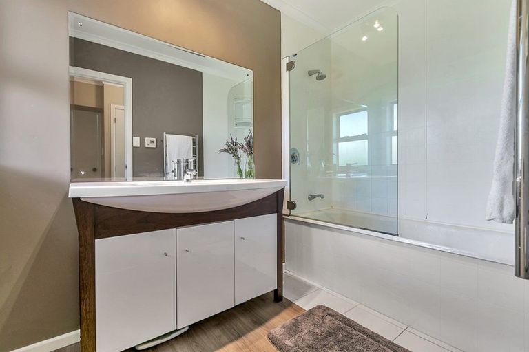 Photo of property in 19 Taupaki Road, Taupaki, Henderson, 0782