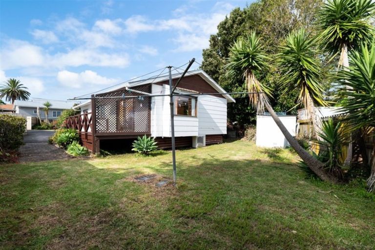 Photo of property in 1/64 Waimumu Road, Massey, Auckland, 0614