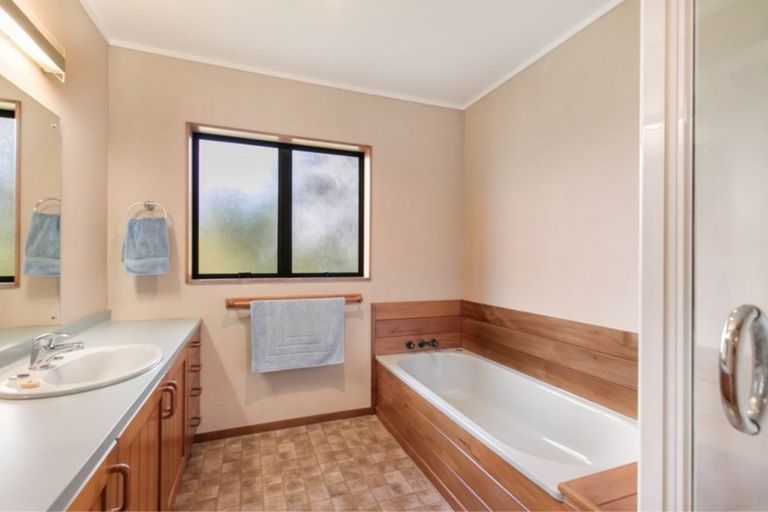 Photo of property in 2/5 Wernham Place, Northcote, Auckland, 0626