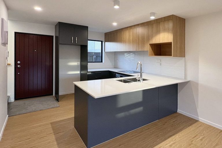 Photo of property in 4/17 Rewarewa Road, Te Atatu Peninsula, Auckland, 0610