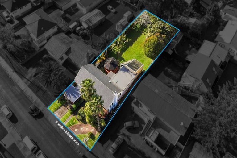 Photo of property in 44 Farquhar Road, Glendene, Auckland, 0602
