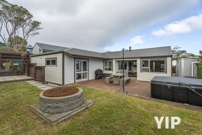 Photo of property in 8 Gow Street, Newlands, Wellington, 6037