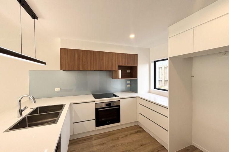 Photo of property in 4/9 Flanshaw Road, Te Atatu South, Auckland, 0610