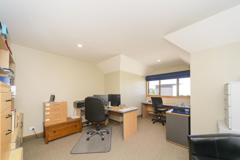 Photo of property in 27 The Strand, Fitzherbert, Palmerston North, 4410