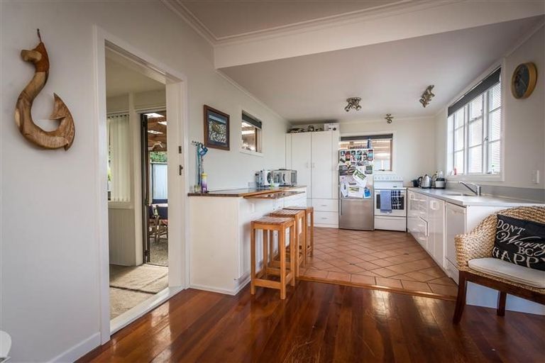 Photo of property in 63 Hutchinson Avenue, New Lynn, Auckland, 0600