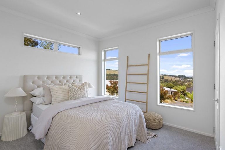 Photo of property in 37 Highcrest Heights, Westmorland, Christchurch, 8025