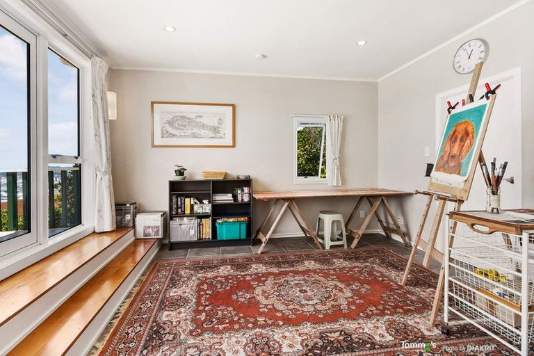 Photo of property in 138 Nicholson Road, Khandallah, Wellington, 6035