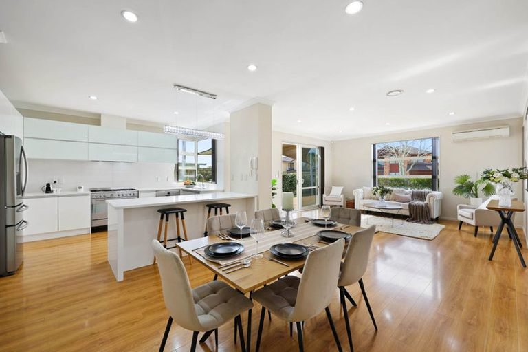 Photo of property in 111 Lake Panorama Drive, Henderson Valley, Auckland, 0612