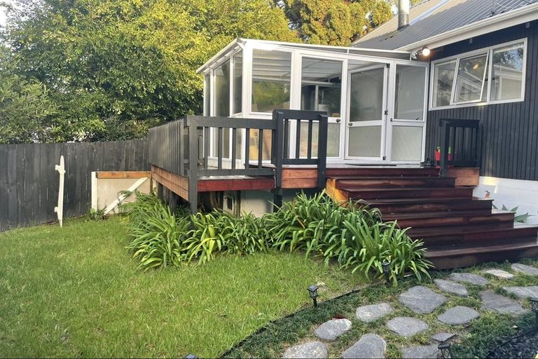 Photo of property in 2/41 Ravenwood Drive, Forrest Hill, Auckland, 0620