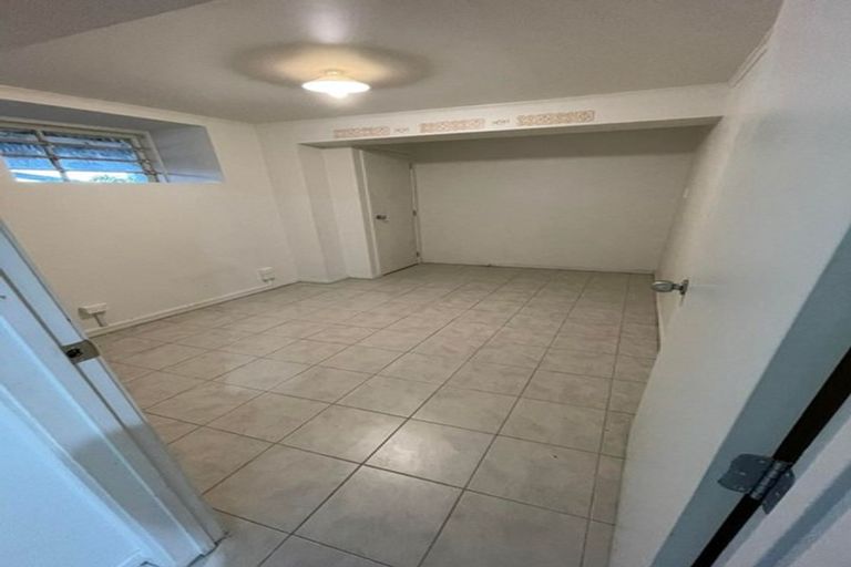 Photo of property in 1/10 Bishop Street, Green Bay, Auckland, 0604