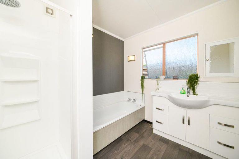 Photo of property in 6 Pukatea Place, Milson, Palmerston North, 4414