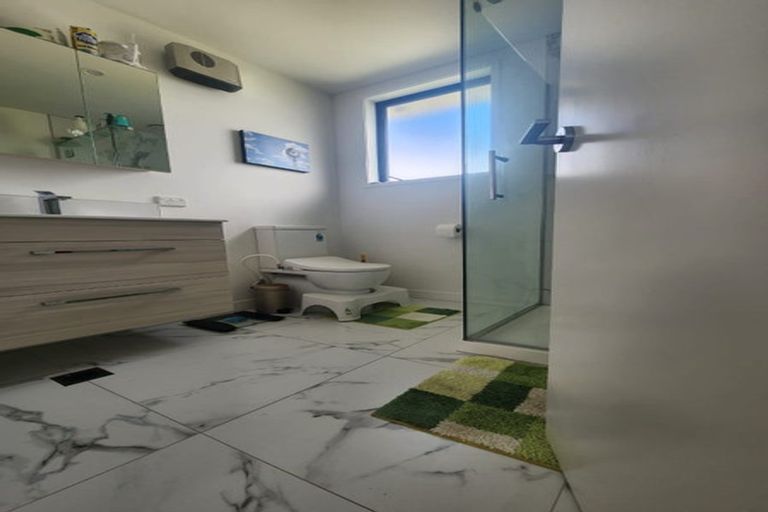 Photo of property in 52d Vodanovich Road, Te Atatu South, Auckland, 0610