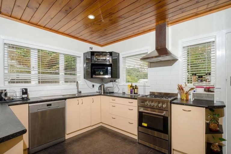 Photo of property in 1/141 Edmonton Road, Te Atatu South, Auckland, 0610