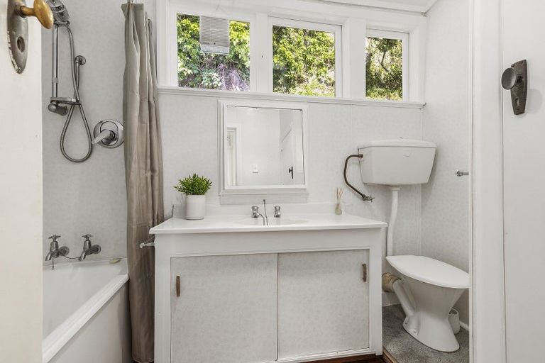 Photo of property in 135 Marine Parade, Seatoun, Wellington, 6022