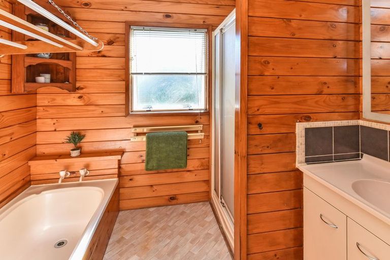 Photo of property in 1/133 Carnoustie Drive, Wattle Downs, Auckland, 2103