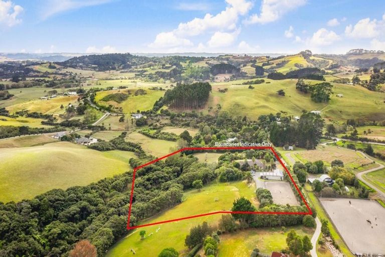 Photo of property in 132 Muriwai Valley Road, Muriwai, Waimauku, 0881