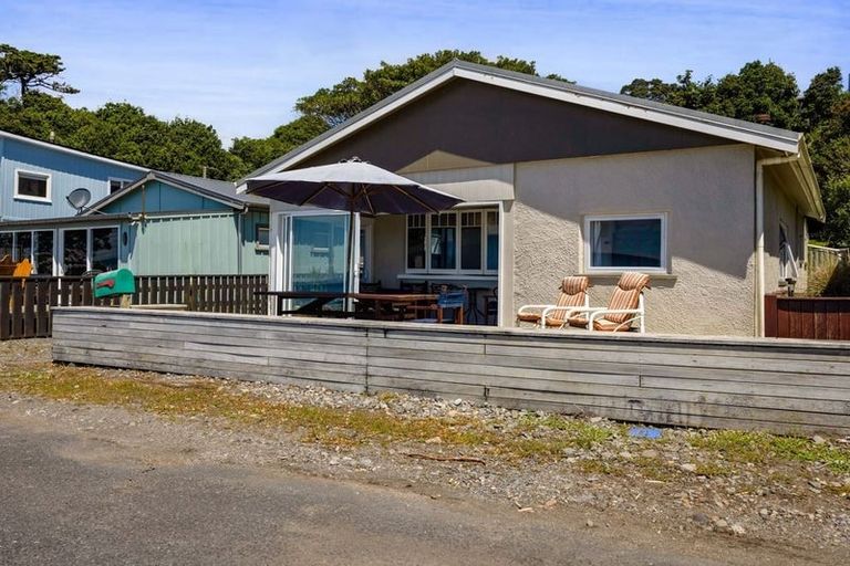 Photo of property in 37 Onaero Beach Road, Onaero, Urenui, 4383