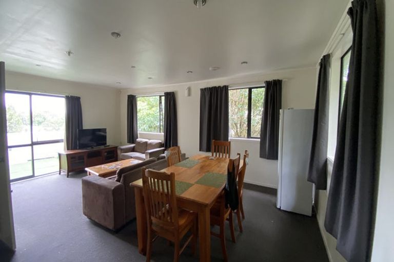 Photo of property in 8d Schnapper Rock Road, Schnapper Rock, Auckland, 0632