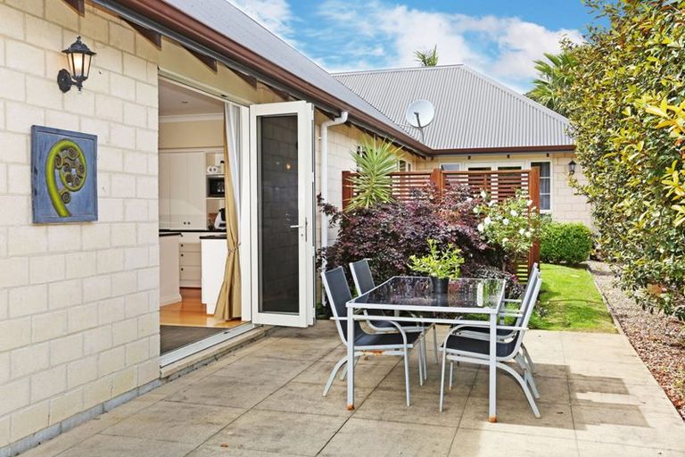 Photo of property in 2 Nita Place, The Gardens, Auckland, 2105