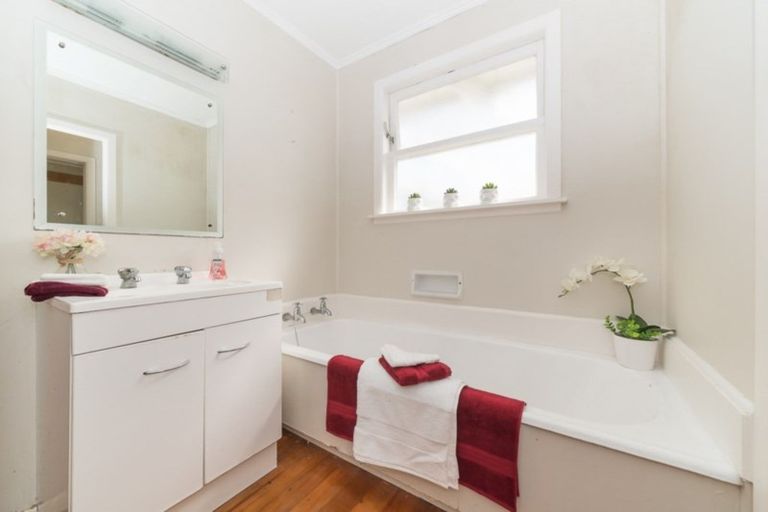 Photo of property in 2 Surrey Crescent, Hokowhitu, Palmerston North, 4410