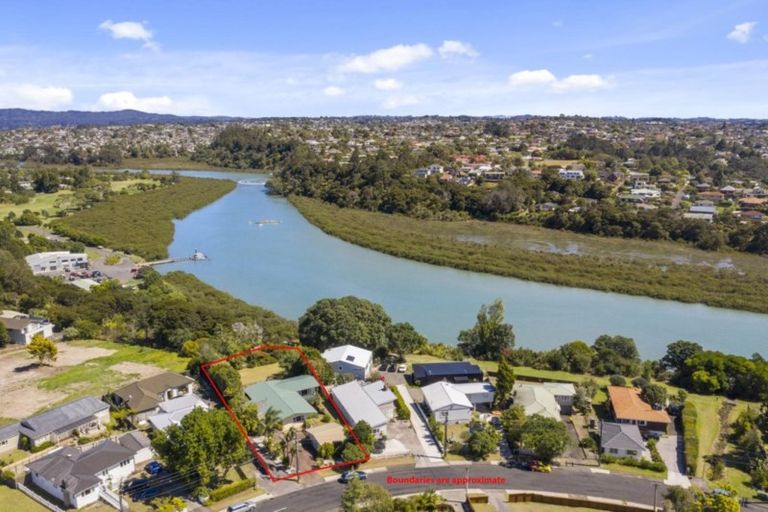 Photo of property in 14 Renata Crescent, Te Atatu Peninsula, Auckland, 0610