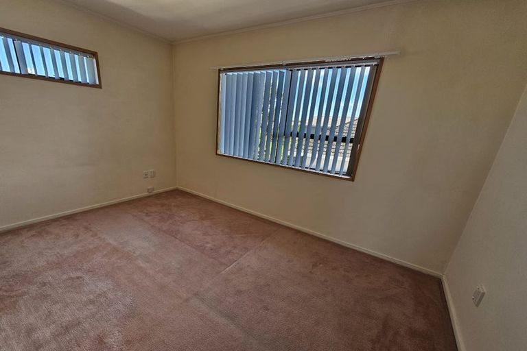 Photo of property in 1/979 Beach Road, Torbay, Auckland, 0630