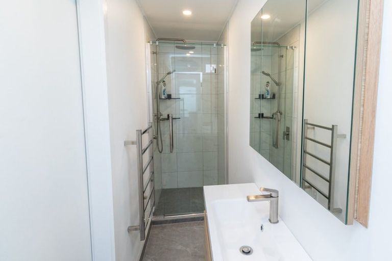 Photo of property in 30c Collins Avenue, Tawa, Wellington, 5028