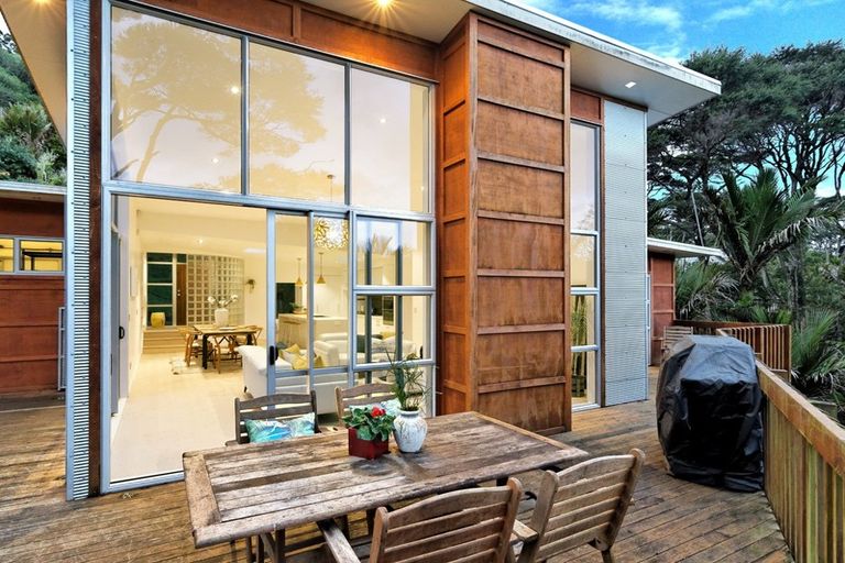 Photo of property in 39 Warner Park Avenue, Laingholm, Auckland, 0604