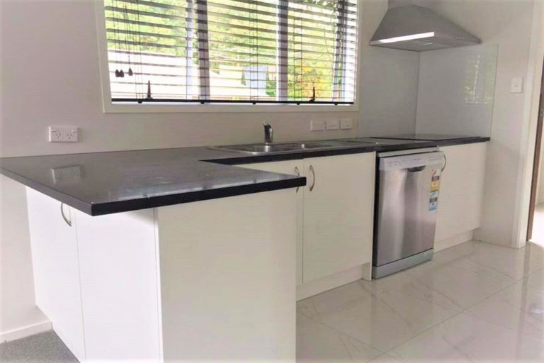 Photo of property in 2/16a Sunnynook Road, Sunnynook, Auckland, 0620