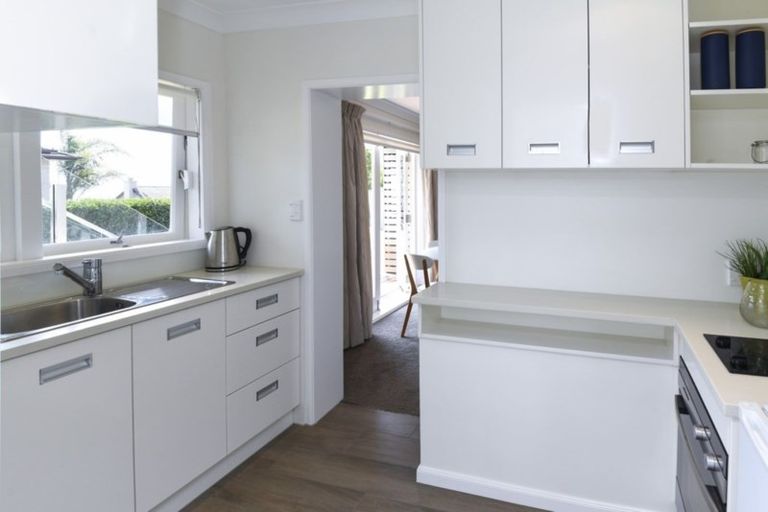 Photo of property in 102 Mellons Bay Road, Mellons Bay, Auckland, 2014