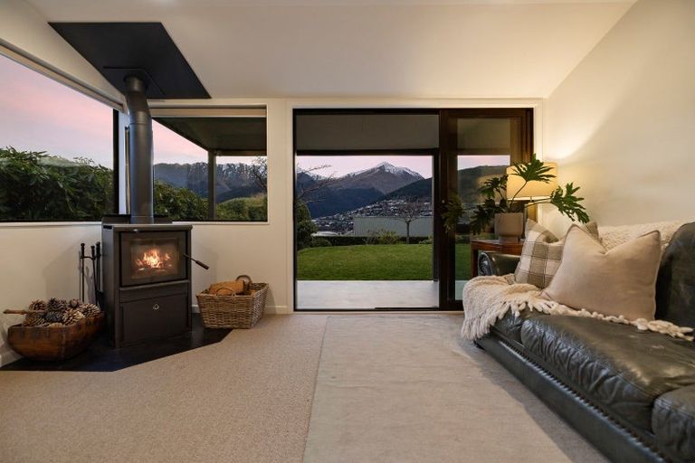 Photo of property in 14 Oregon Drive, Kelvin Heights, Queenstown, 9300