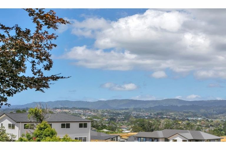 Photo of property in 4 Chamberlain Road, Massey, Auckland, 0614