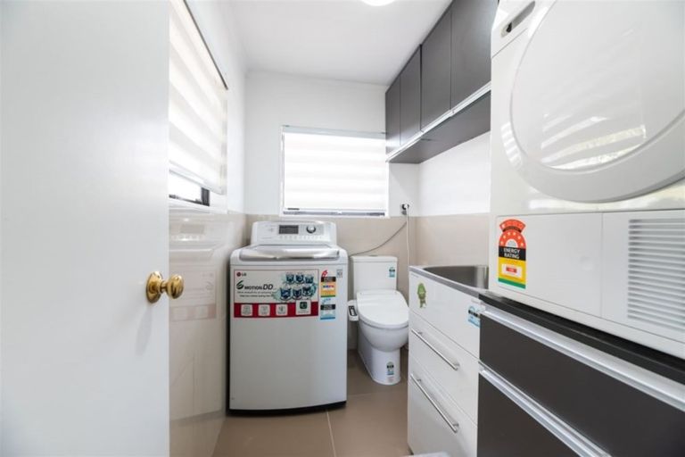 Photo of property in 1/253 Glenfield Road, Hillcrest, Auckland, 0627