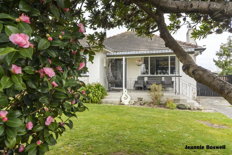 Photo of property in 6 Pukatea Place, Milson, Palmerston North, 4414