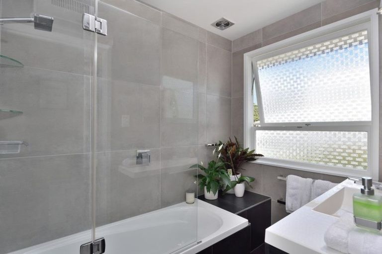 Photo of property in 2/30 Castor Bay Road, Castor Bay, Auckland, 0620