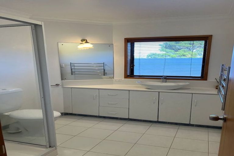 Photo of property in 9 Poaka Place, Beach Haven, Auckland, 0626