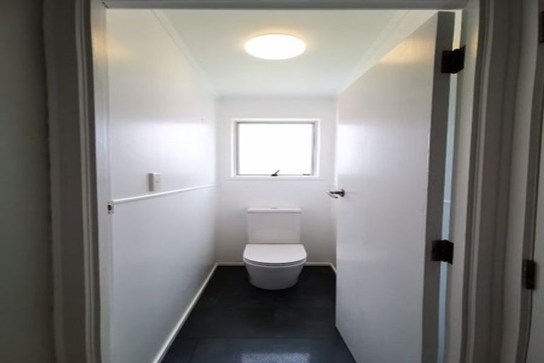 Photo of property in 15 Kelman Road, Kelston, Auckland, 0602