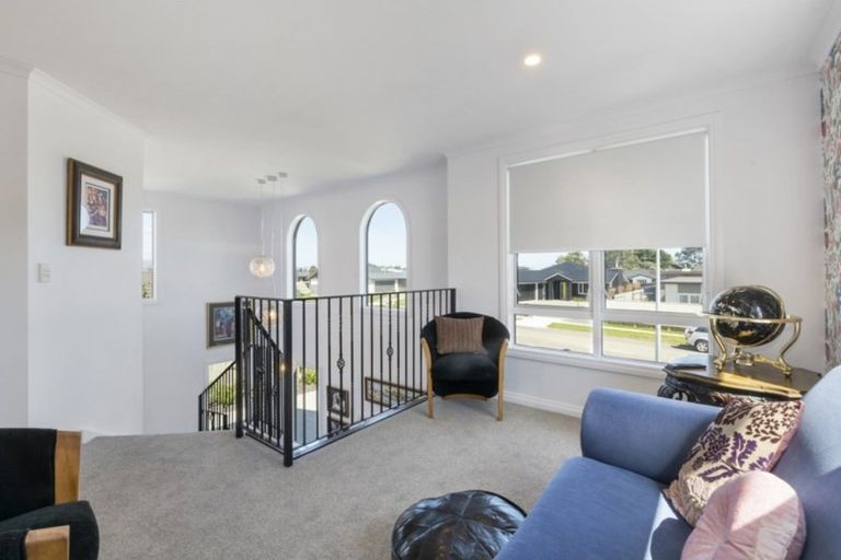 Photo of property in 124 Johnstone Drive, Fitzherbert, Palmerston North, 4410