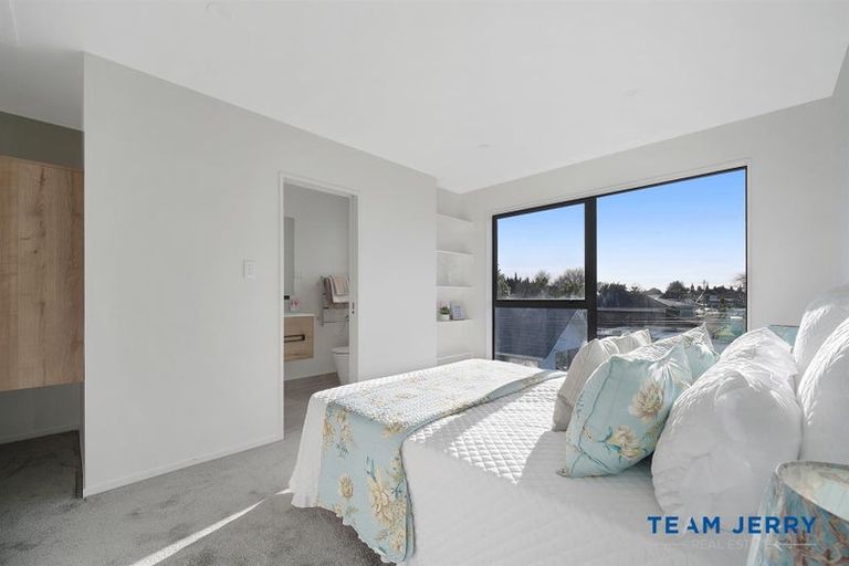 Photo of property in 2/26 Buscomb Avenue, Henderson, Auckland, 0610