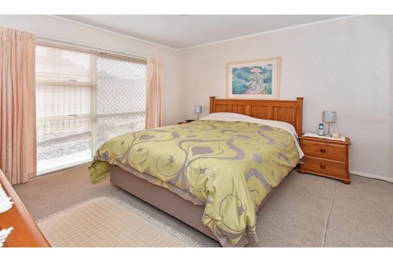 Photo of property in 15 Tonson Place, Weymouth, Auckland, 2103