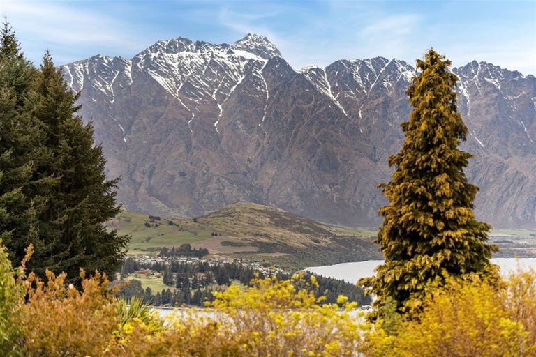 Photo of property in 18b Cameron Place, Fernhill, Queenstown, 9300